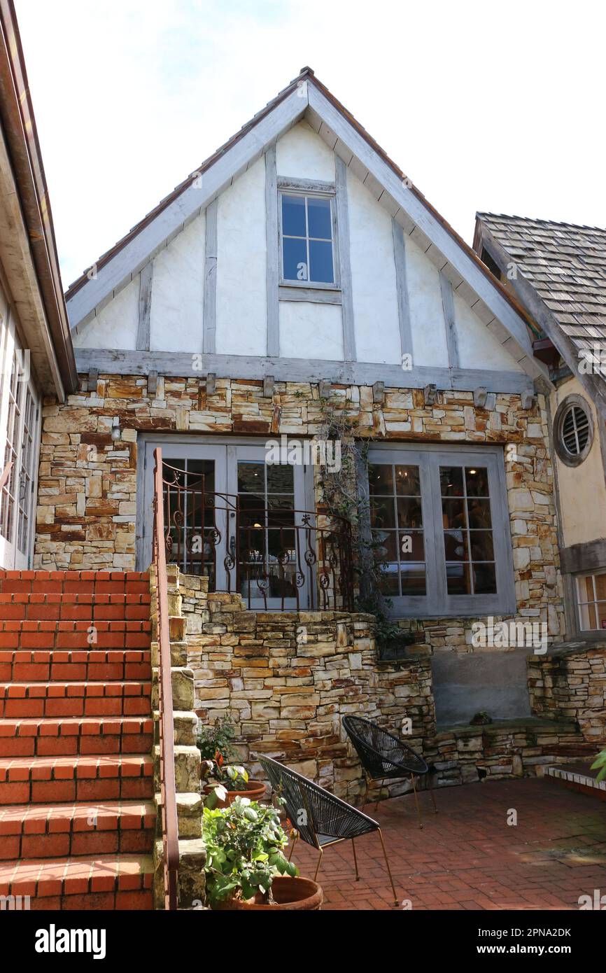 Edificio di charme, costruito in legno e pietra di Carmel con vista su un cortile nascosto, Carmel-by-the-Sea, CA. Foto Stock