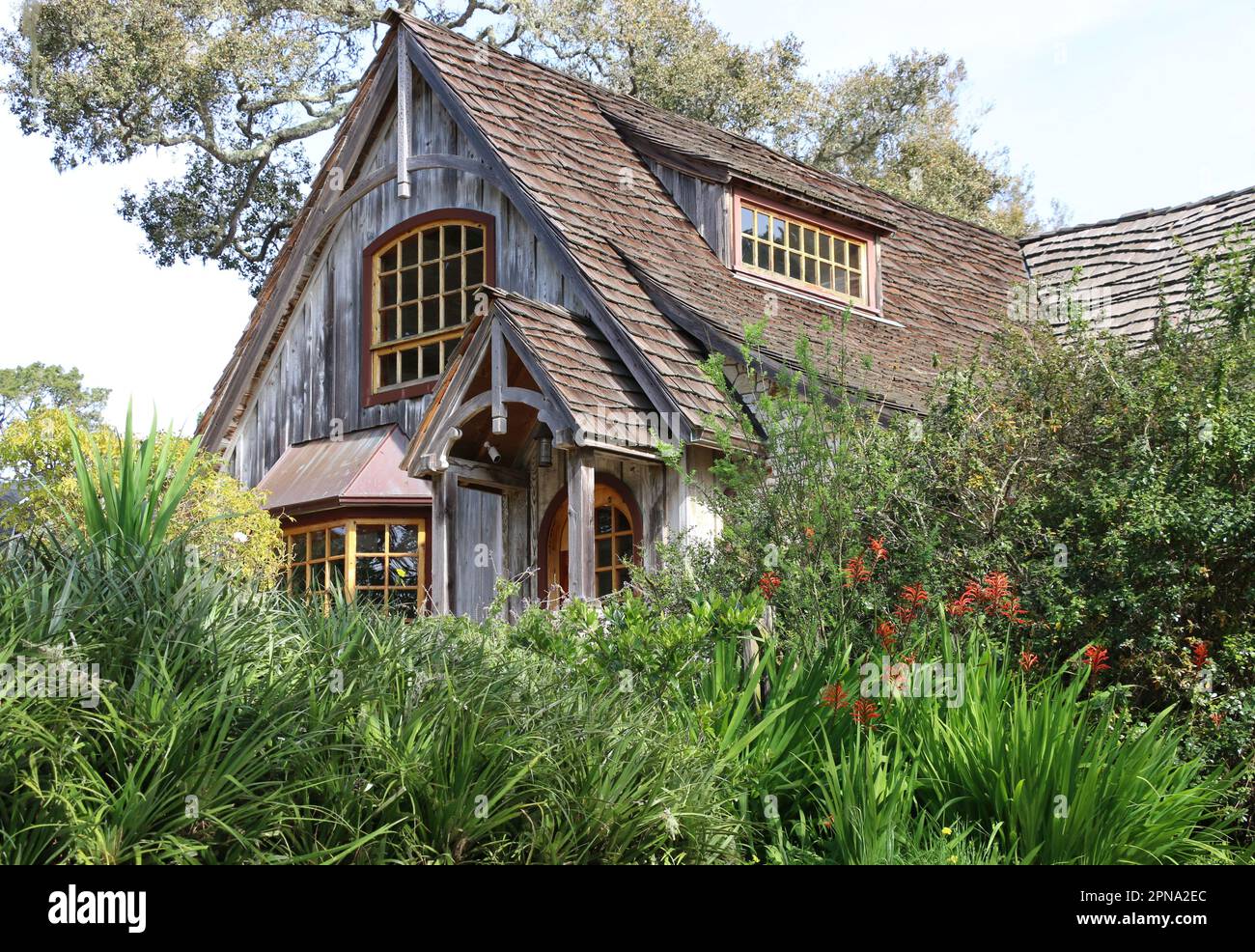 Pittoresco cottage in legno in stile architettonico da favola nell'affascinante villaggio sul mare di Carmel-by-the-Sea, CA. Foto Stock