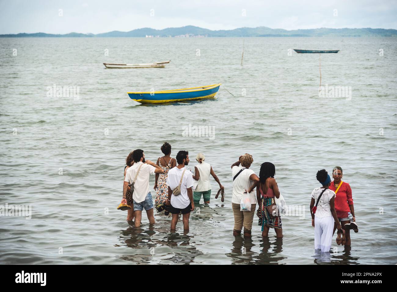 Santo Amaro, Bahia, Brasile - 15 maggio 2022: I membri del Candomble sono visti sulla spiaggia di Itapema durante le celebrazioni di Bembe do Mercado, nella città di Santo Foto Stock