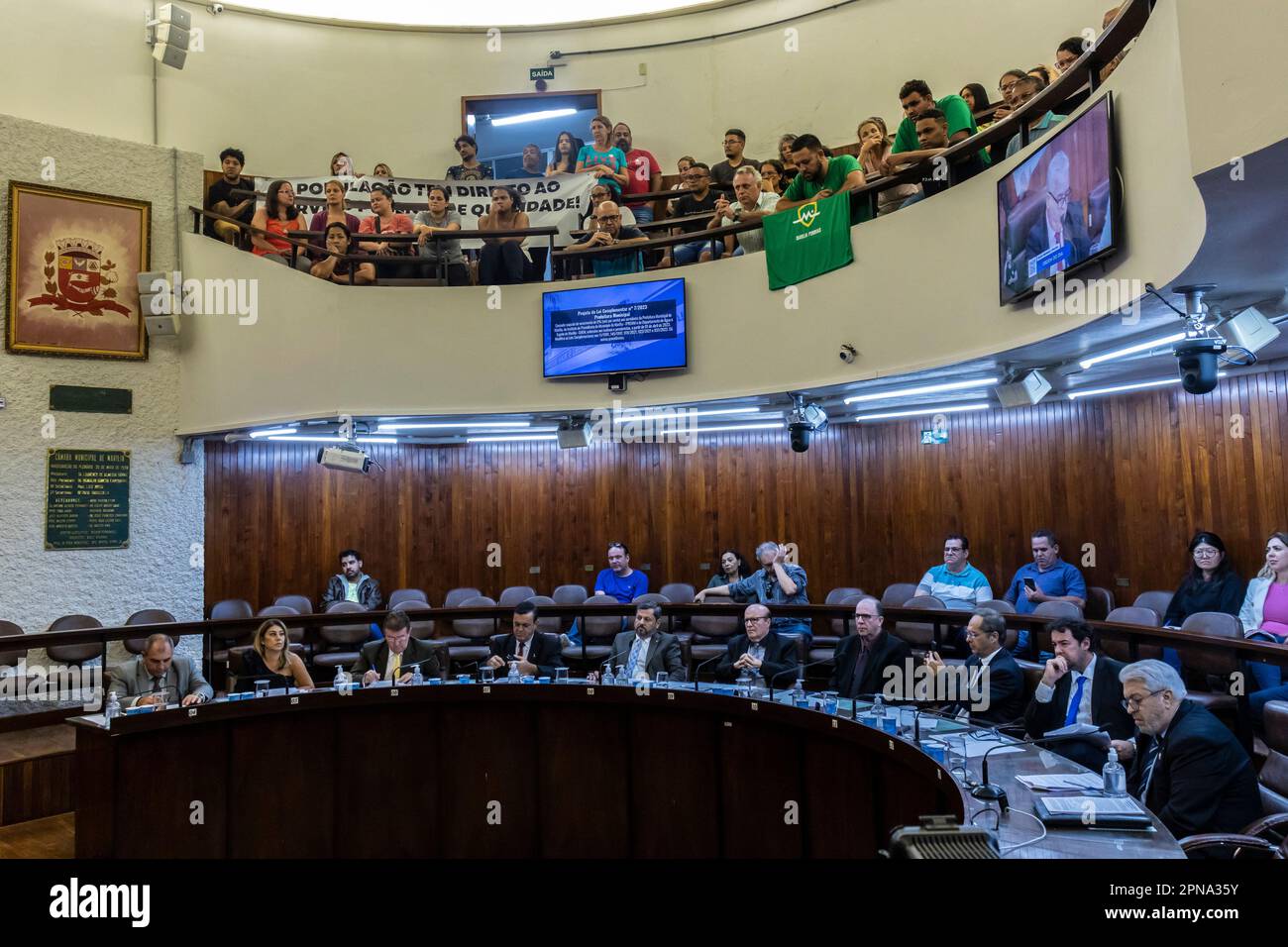 Marília, SP - 17.04.2023: AUMENTO SALARIAL DE SERVIDORES públicos - seduta tumultuosa nella plenaria della Camera dei Consiglieri di Marília, durante il voto sugli aumenti salariali dei funzionari delle succursali esecutive e legislative. Dopo il voto, i lavoratori in carica hanno tenuto un'assemblea di fronte all'edificio comunale di Paco, che ospita gli uffici del Municipio e del Consiglio comunale, nel centro della città di Marília, SP (Photo: Alf Ribeiro/Fotoarena) Foto Stock