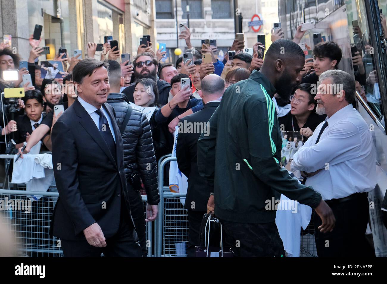 Londra, Regno Unito. 17th Apr, 2023. I giocatori del Real Madrid lasciano il loro hotel per una conferenza stampa e una sessione di formazione in vista delle quarti di finale della Champions League, dove si trovano di fronte a Chelsea il martedì sera a Stamford Bridge. Credit: Undicesima ora di Fotografia/Alamy Live News Foto Stock