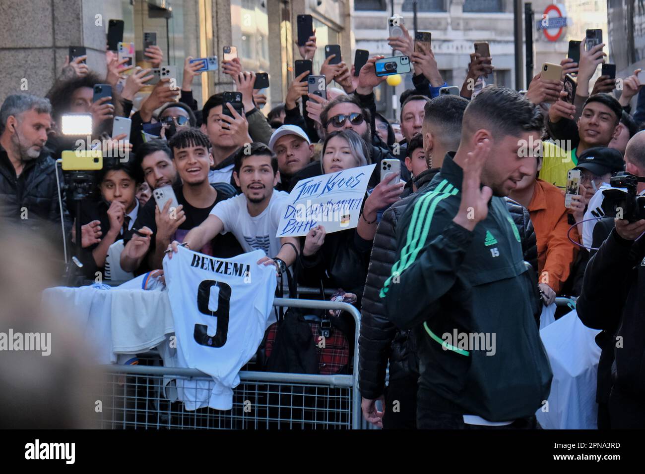 Londra, Regno Unito. 17th Apr, 2023. I giocatori del Real Madrid lasciano il loro hotel per una conferenza stampa e una sessione di formazione in vista delle quarti di finale della Champions League, dove si trovano di fronte a Chelsea il martedì sera a Stamford Bridge. Credit: Undicesima ora di Fotografia/Alamy Live News Foto Stock