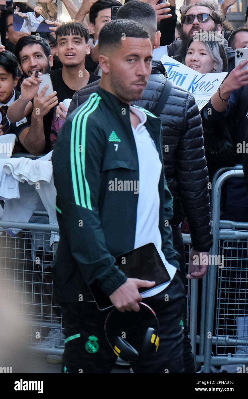 Londra, Regno Unito. 17th Apr, 2023. I giocatori del Real Madrid lasciano il loro hotel per una conferenza stampa e una sessione di formazione in vista delle quarti di finale della Champions League, dove si trovano di fronte a Chelsea il martedì sera a Stamford Bridge. Credit: Undicesima ora di Fotografia/Alamy Live News Foto Stock