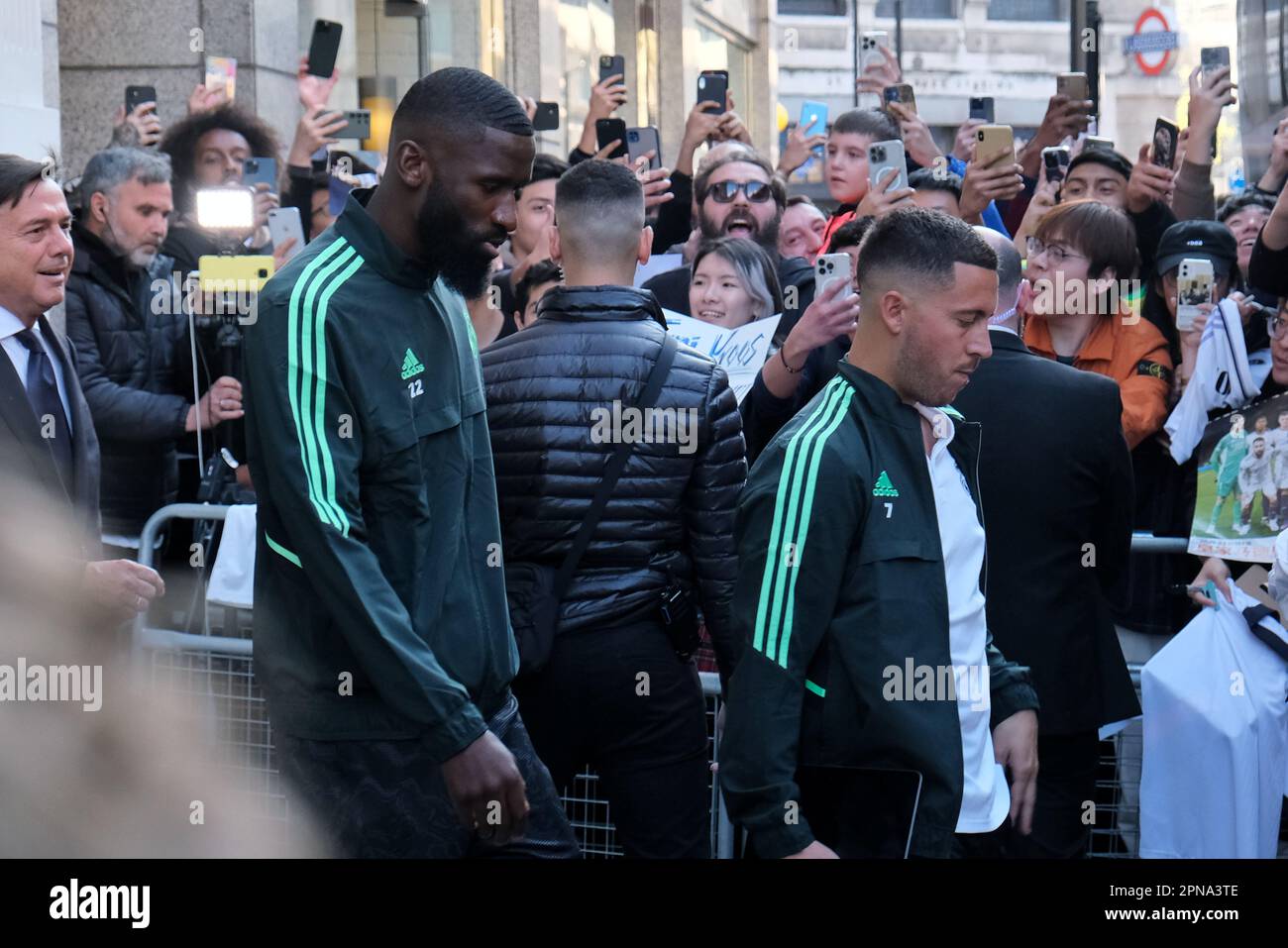 Londra, Regno Unito. 17th Apr, 2023. I giocatori del Real Madrid lasciano il loro hotel per una conferenza stampa e una sessione di formazione in vista delle quarti di finale della Champions League, dove si trovano di fronte a Chelsea il martedì sera a Stamford Bridge. Credit: Undicesima ora di Fotografia/Alamy Live News Foto Stock