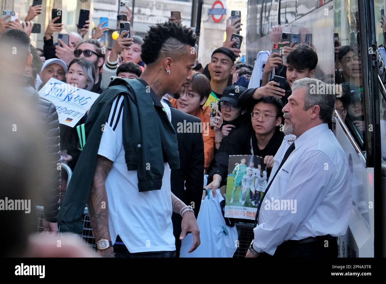 Londra, Regno Unito. 17th Apr, 2023. I giocatori del Real Madrid lasciano il loro hotel per una conferenza stampa e una sessione di formazione in vista delle quarti di finale della Champions League, dove si trovano di fronte a Chelsea il martedì sera a Stamford Bridge. Credit: Undicesima ora di Fotografia/Alamy Live News Foto Stock