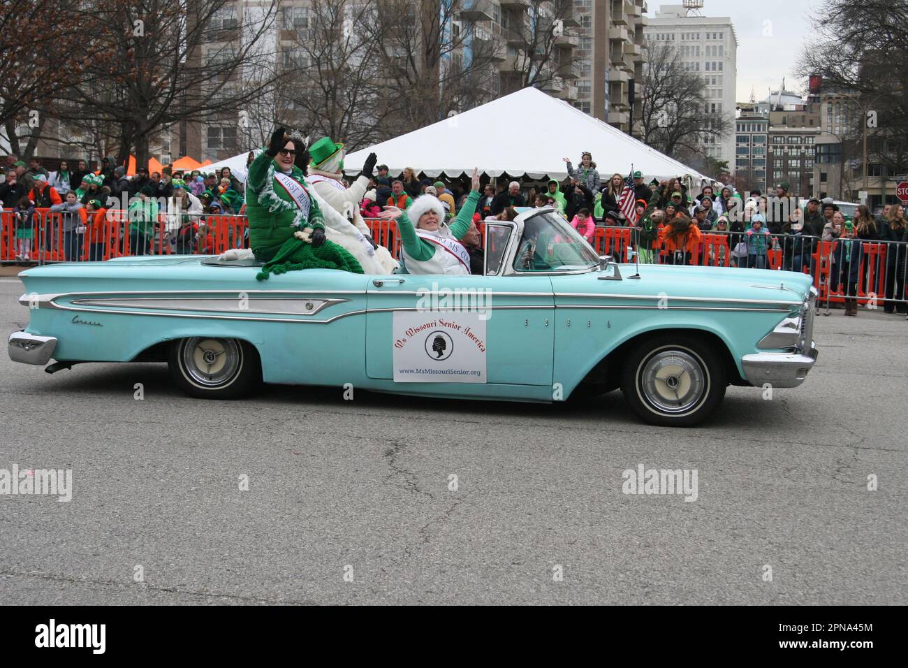 St Patrick's Day Parade 2023 si è diretto in Market Street a Broadway in Downtown St. Louis, Missouri, Stati Uniti Foto Stock