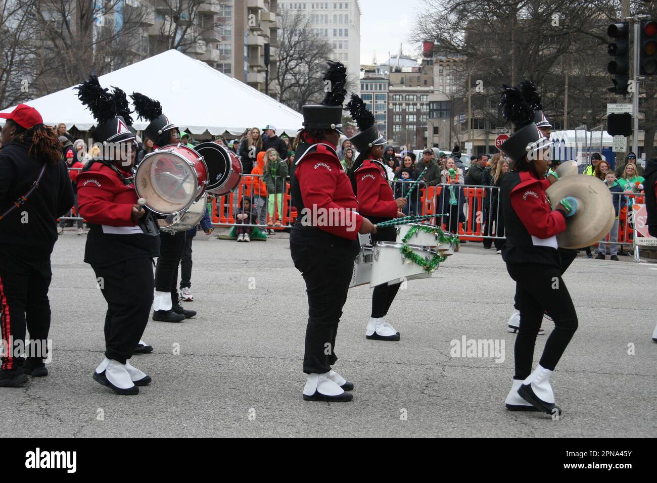 St Patrick's Day Parade 2023 si è diretto in Market Street a Broadway in Downtown St. Louis, Missouri, Stati Uniti Foto Stock