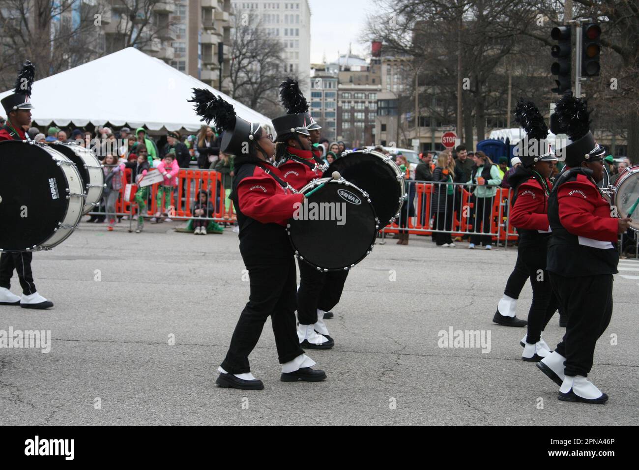 St Patrick's Day Parade 2023 si è diretto in Market Street a Broadway in Downtown St. Louis, Missouri, Stati Uniti Foto Stock
