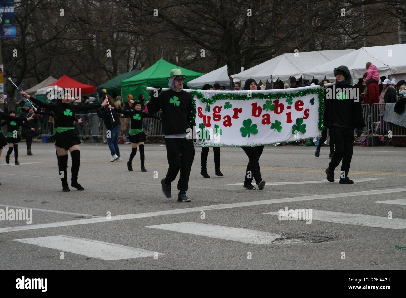 St Patrick's Day Parade 2023 si è diretto in Market Street a Broadway in Downtown St. Louis, Missouri, Stati Uniti Foto Stock