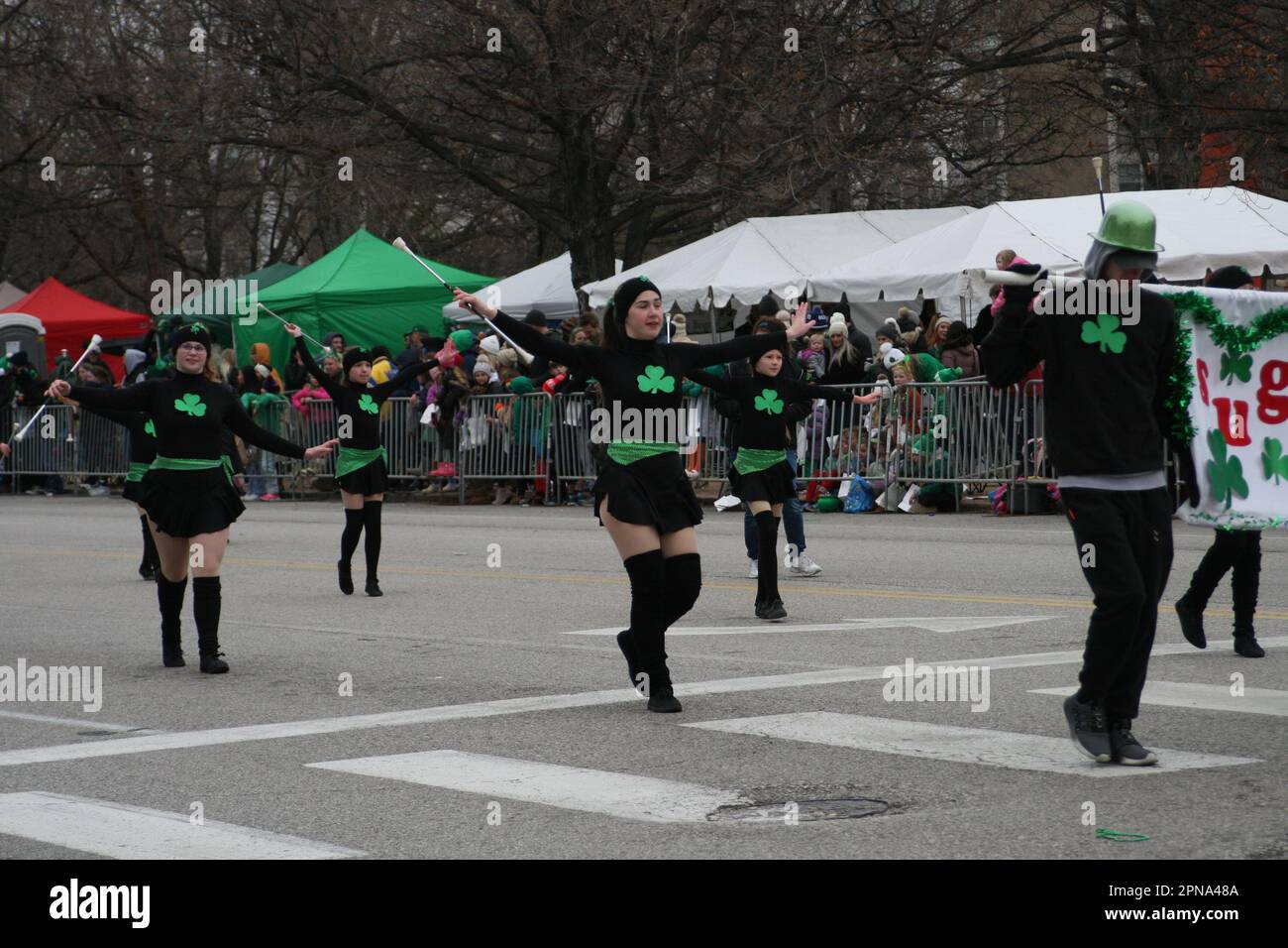 St Patrick's Day Parade 2023 si è diretto in Market Street a Broadway in Downtown St. Louis, Missouri, Stati Uniti Foto Stock