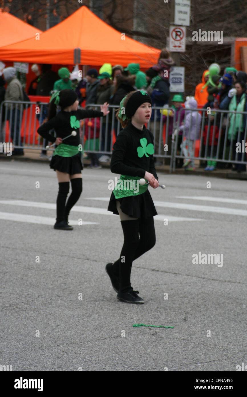 St Patrick's Day Parade 2023 si è diretto in Market Street a Broadway in Downtown St. Louis, Missouri, Stati Uniti Foto Stock