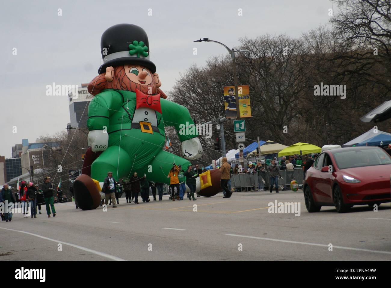 St Patrick's Day Parade 2023 si è diretto in Market Street a Broadway in Downtown St. Louis, Missouri, Stati Uniti Foto Stock