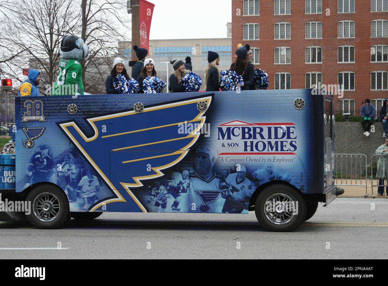 St Patrick's Day Parade 2023 si è diretto in Market Street a Broadway in Downtown St. Louis, Missouri, Stati Uniti Foto Stock