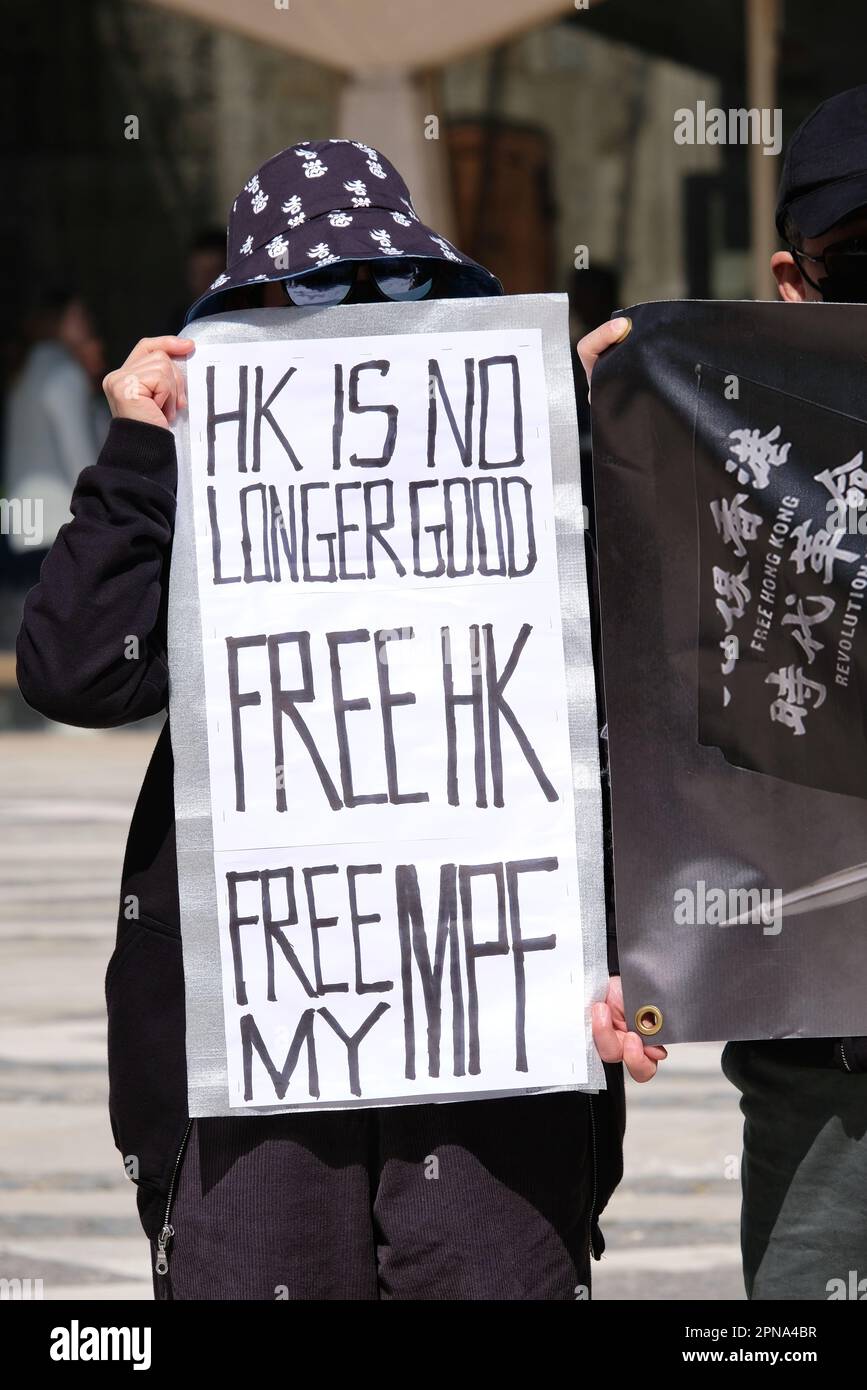 Londra, Regno Unito. Hongkongers palcoscenico una protesta al di fuori della Guildhall contro la visita del ministro Christopher Hui Ching-Yu che è in visita ufficiale. Foto Stock