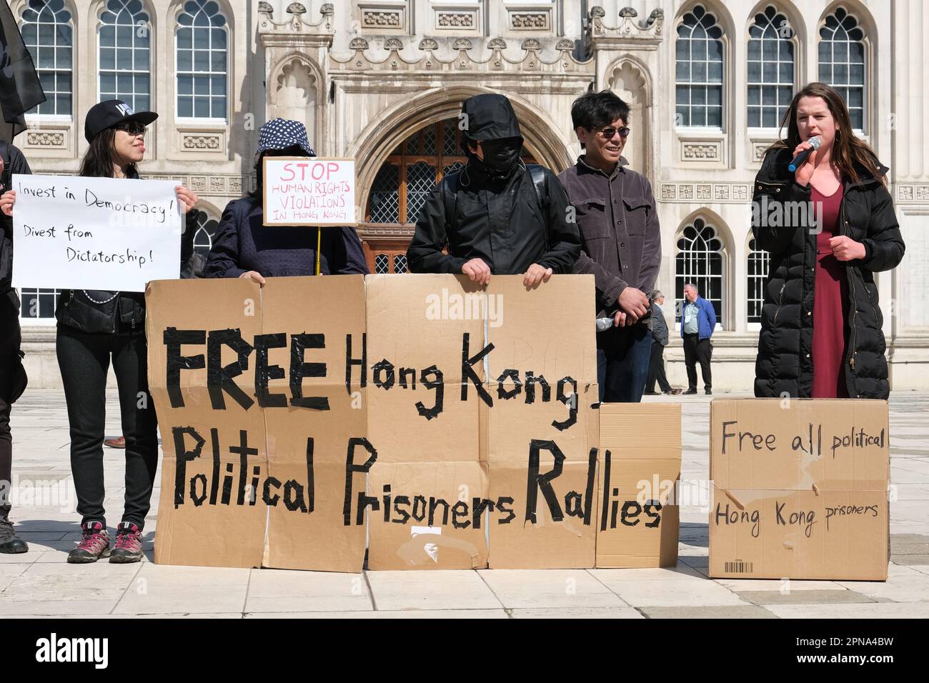 Londra, Regno Unito. Hongkongers palcoscenico una protesta al di fuori della Guildhall contro la visita del ministro Christopher Hui Ching-Yu che è in visita ufficiale. Foto Stock
