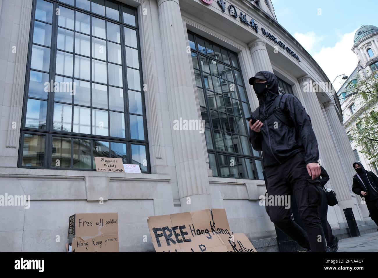 Hongkongers in scena una protesta contro la visita del Segretario del Tesoro Christopher Hui a Londra, la prima visita ministeriale per tre anni. Foto Stock