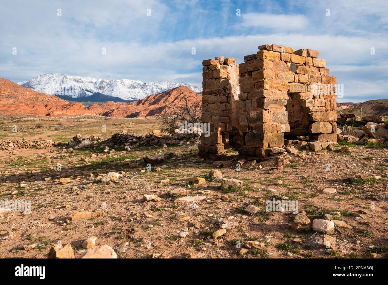 Harrisburg, Utah, città fantasma degli Stati Uniti nel sud dello Utah. Montagne Pine Valley coperte di neve sullo sfondo. Foto Stock