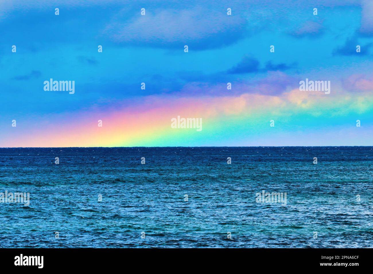 Vibrante arcobaleno che si adagia sull'oceano, maui. Foto Stock