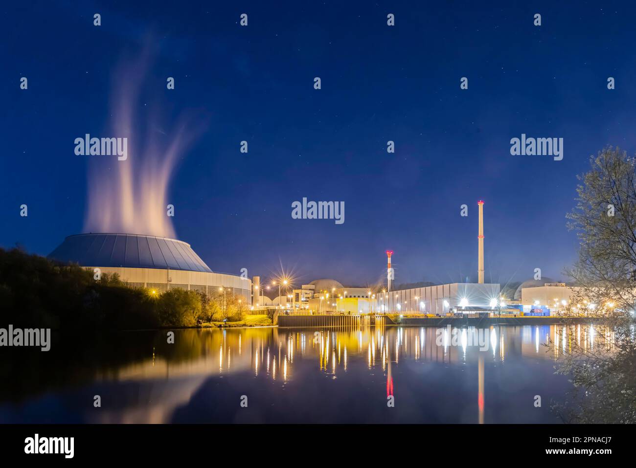 La centrale nucleare di Neckarwestheim va fuori linea, foto notturne con la costruzione del reattore, la torre di raffreddamento e il fiume Neckar, il reattore GKN 2 è uno dei Foto Stock