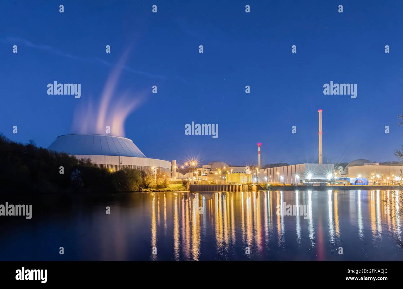 La centrale nucleare di Neckarwestheim va fuori linea, foto notturne con la costruzione del reattore, la torre di raffreddamento e il fiume Neckar, il reattore GKN 2 è uno dei Foto Stock