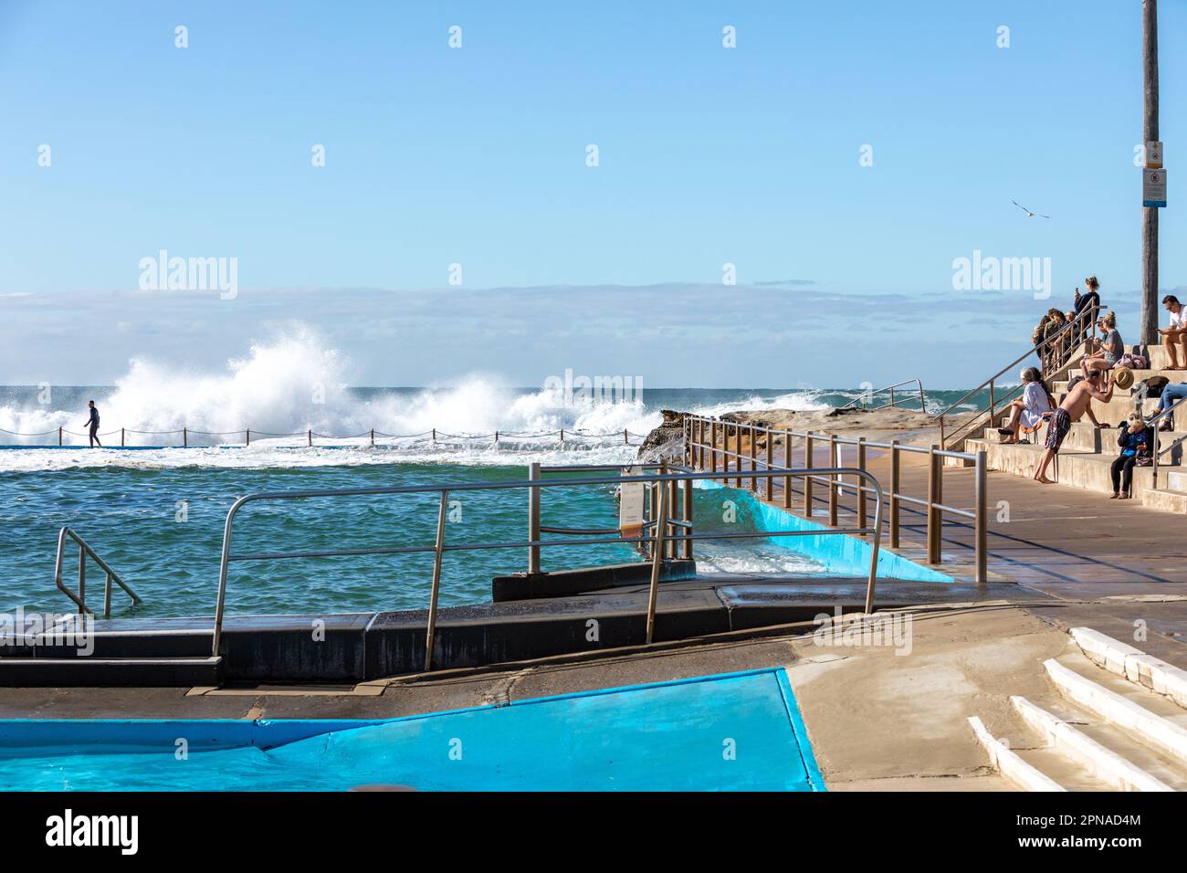 Onde che si schiantano su Dee Why Beach Rockpools, piscine oceaniche Foto Stock