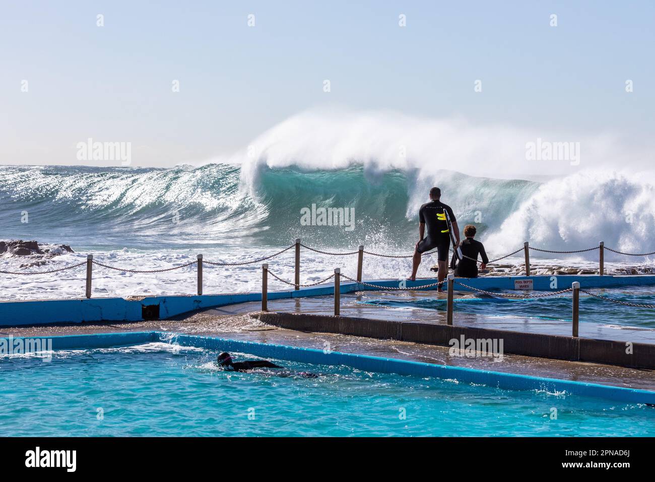 Onde che si schiantano su Dee Why Beach Rockpools, piscine oceaniche Foto Stock