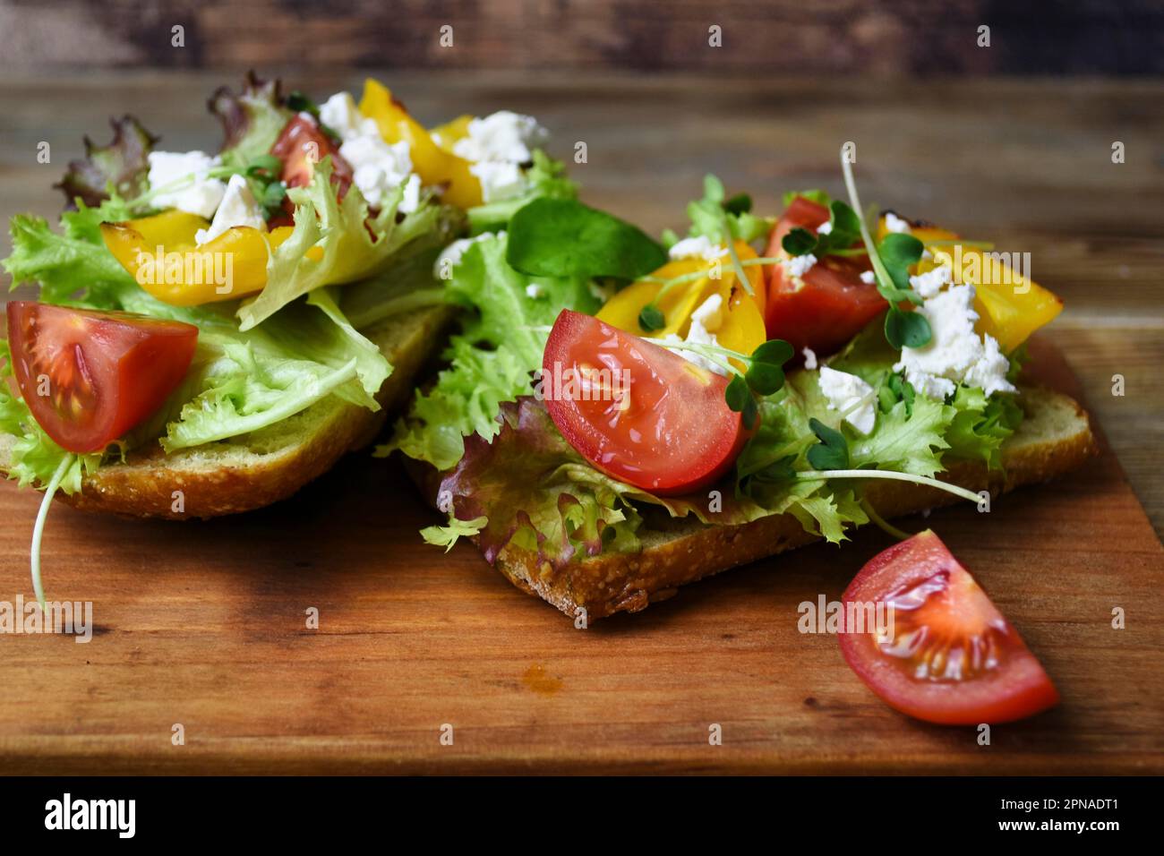 Sandwich vegetariano con pomodoro, feta e insalata Foto Stock