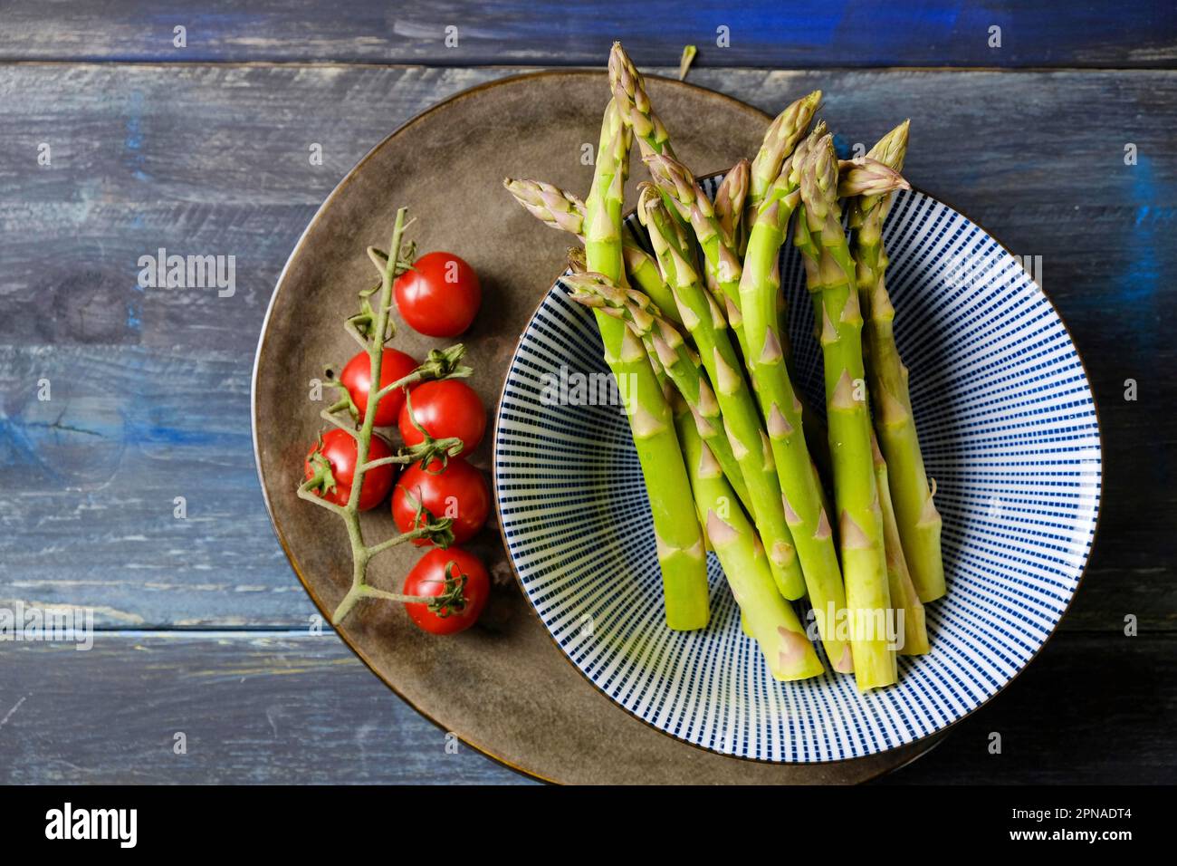 Asparagi verdi e pomodorini Foto Stock