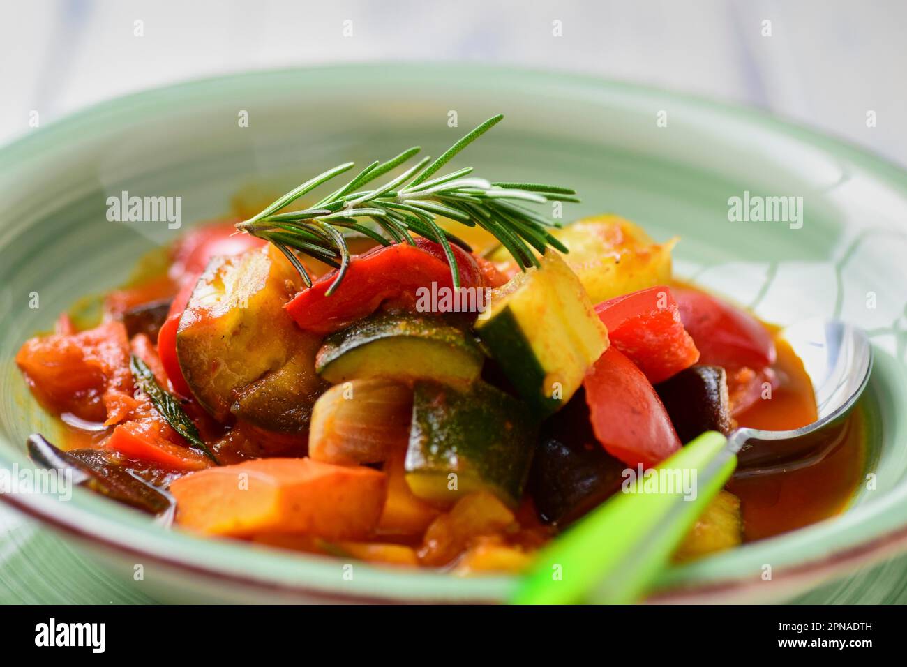 Ratatouille verdure su un piatto verde Foto Stock