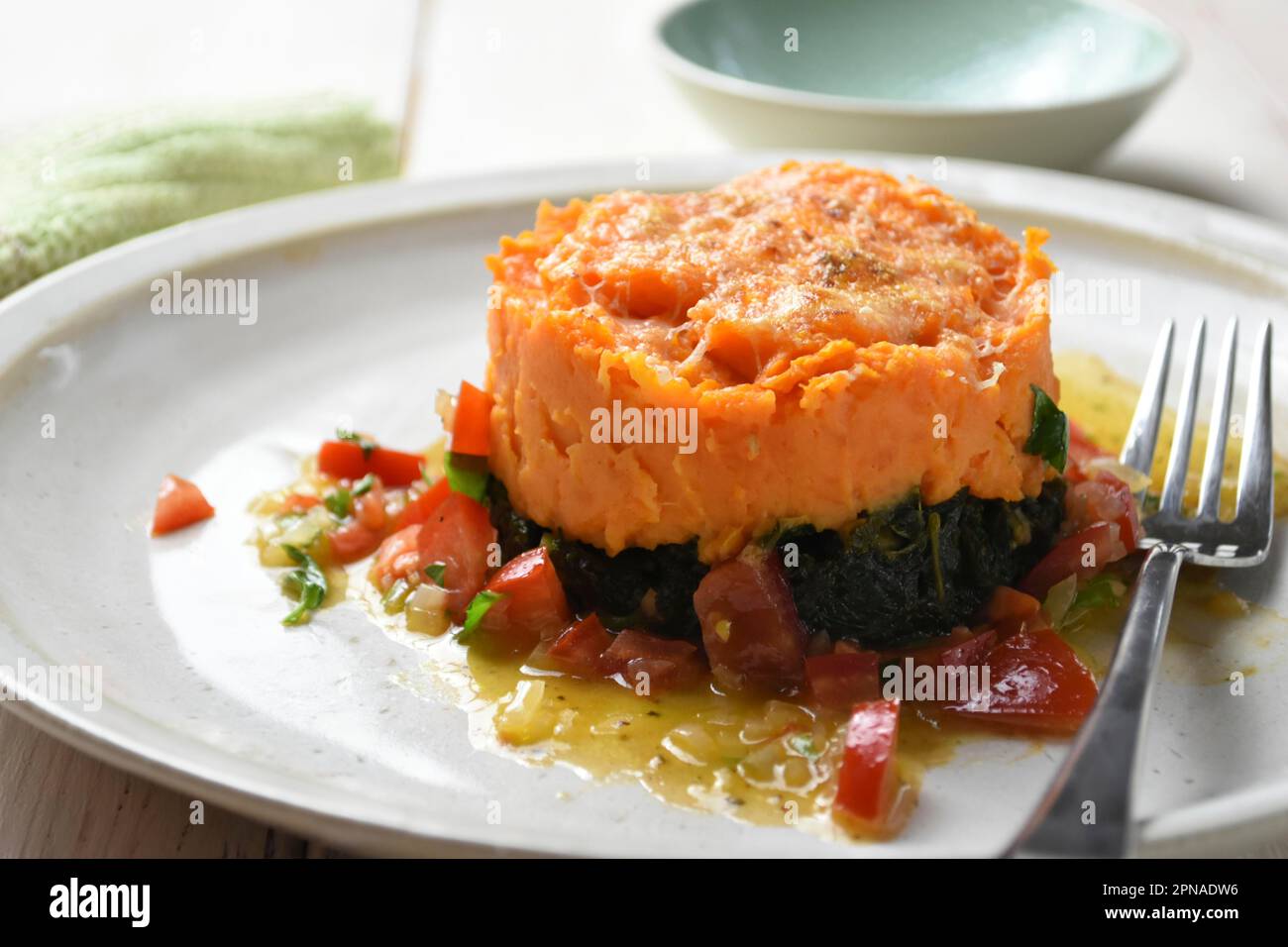 Patate dolci con kale servite su un piatto Foto Stock
