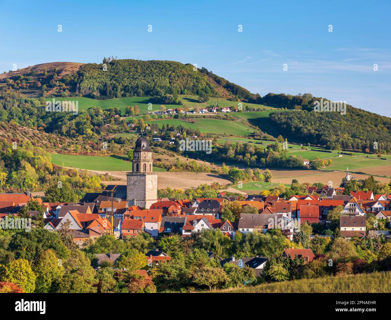 Vista della città di Zierenberg in autunno, Hohe Doernberg sullo sfondo, Habichtswald, Assia, Germania Foto Stock