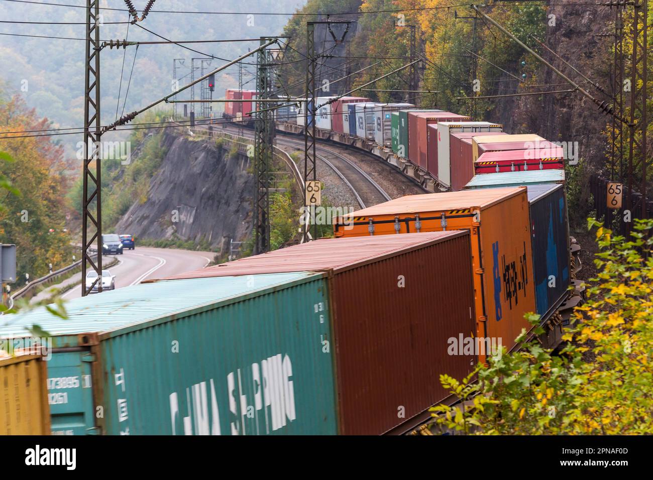 Treno merci sul Geislinger Steige sopra l'Albo Svevo, Geislingen an der Steige, Baden-Wuerttemberg, Germania Foto Stock