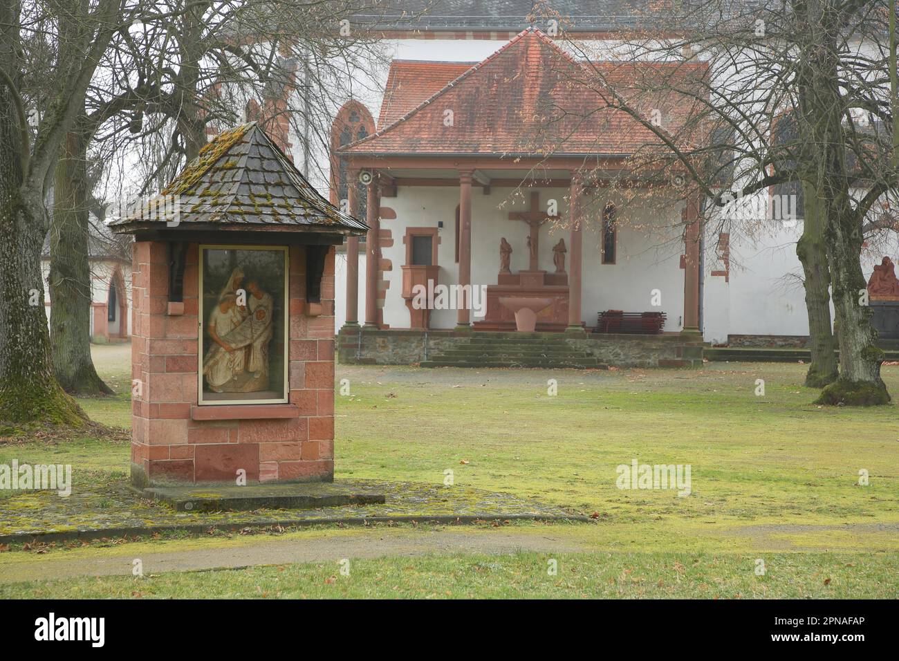 Altare esterno nel giardino con la Passione di Cristo, chiesa di pellegrinaggio, Cappella delle grazie, Dieburg, Assia, Odenwald, Germania Foto Stock