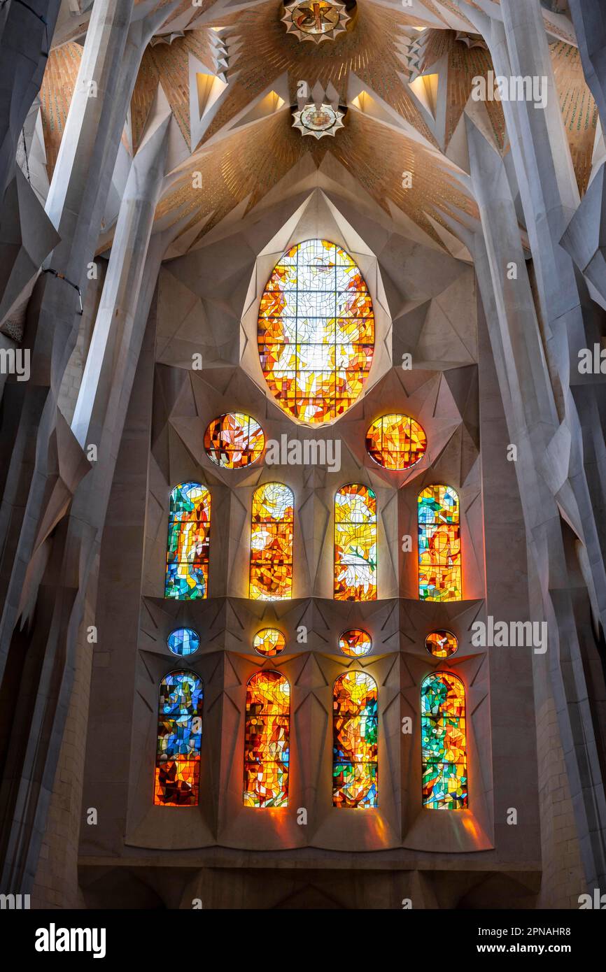 Vetrata artistica, interno della Sagrada Familia, Chiesa dell'Espiazione della Sacra Famiglia, architetto Antoni Gaudi, Barcellona Foto Stock