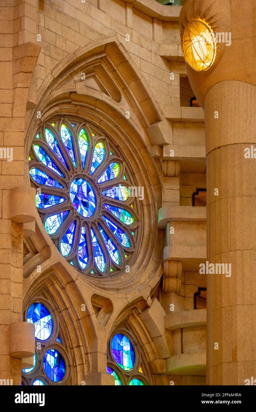 Vetrate artistiche, finestre rotonde, interno della Sagrada Familia, Chiesa dell'Espiazione della Sacra Famiglia, architetto Antoni Gaudi Foto Stock