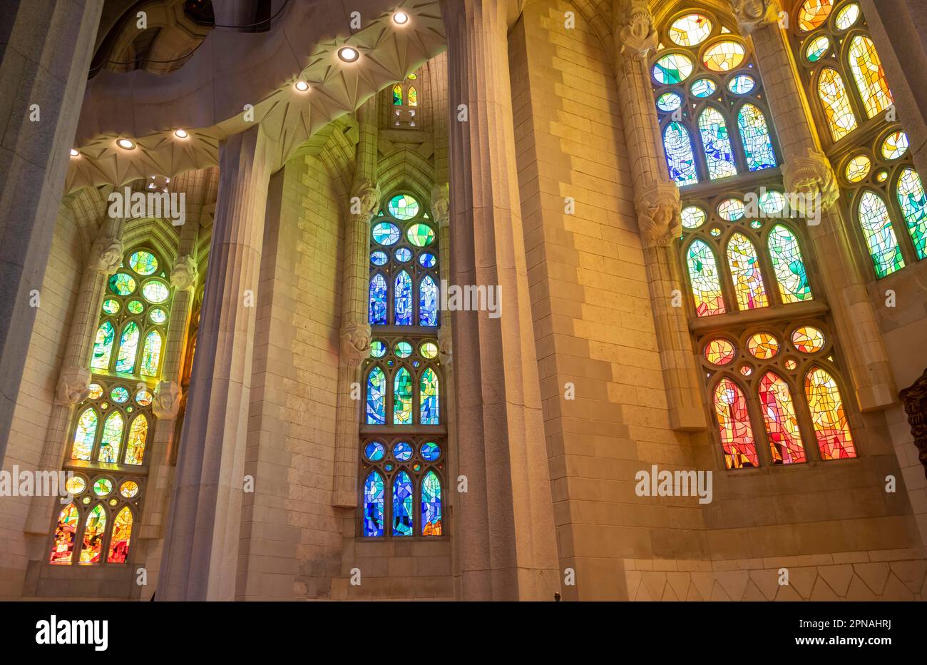 Vetrate artistiche, interno della Sagrada Familia, Chiesa dell'Espiazione della Sacra Famiglia, architetto Antoni Gaudi, Barcellona Foto Stock