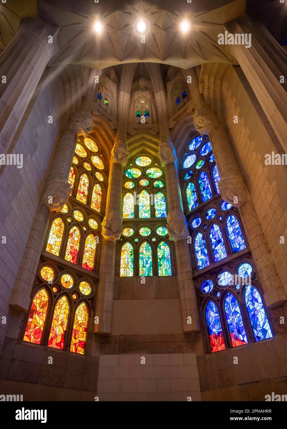 Vetrate artistiche, interno della Sagrada Familia, Chiesa dell'Espiazione della Sacra Famiglia, architetto Antoni Gaudi, Barcellona Foto Stock