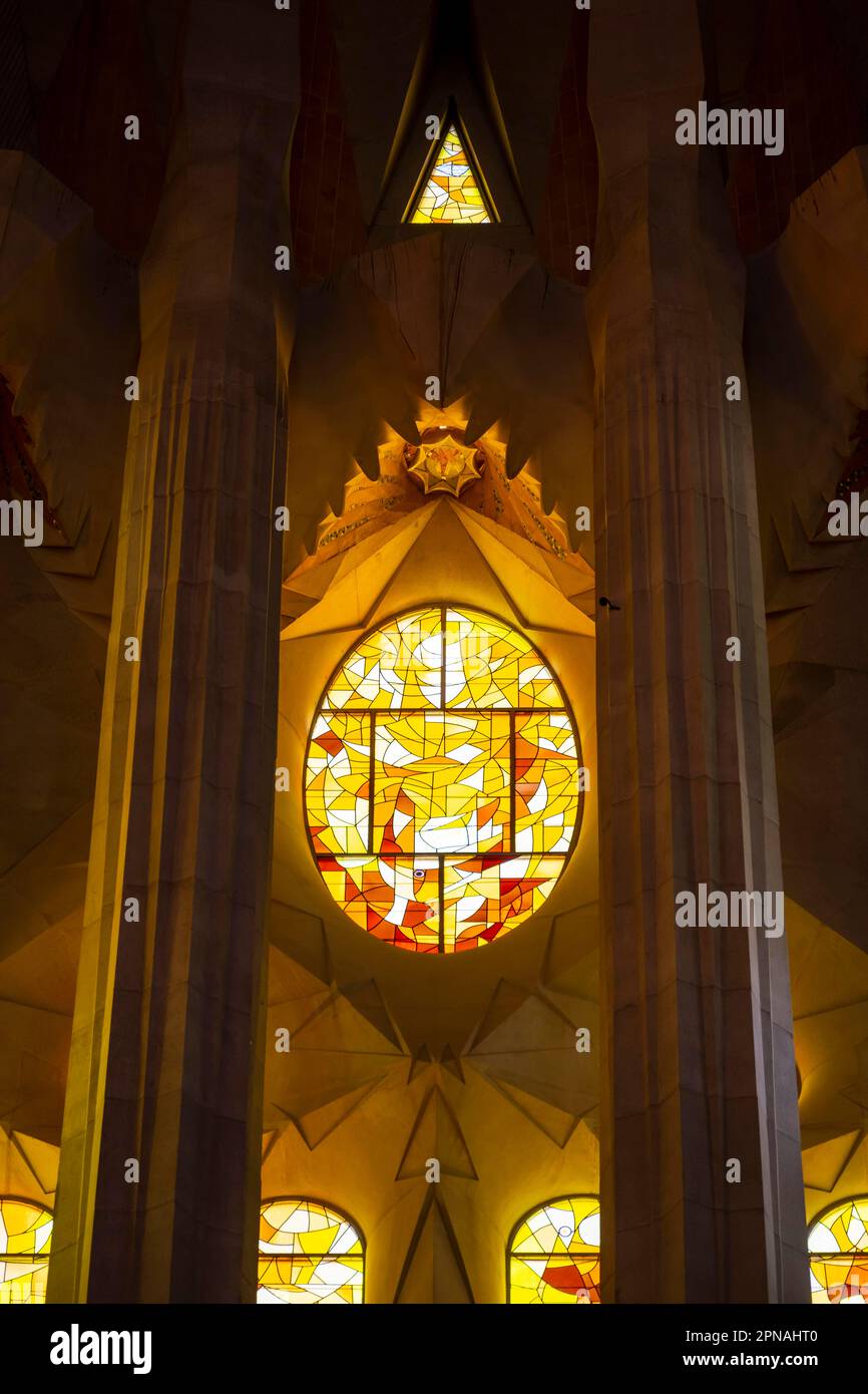 Vetrata artistica, interno della Sagrada Familia, Chiesa dell'Espiazione della Sacra Famiglia, architetto Antoni Gaudi, Barcellona Foto Stock