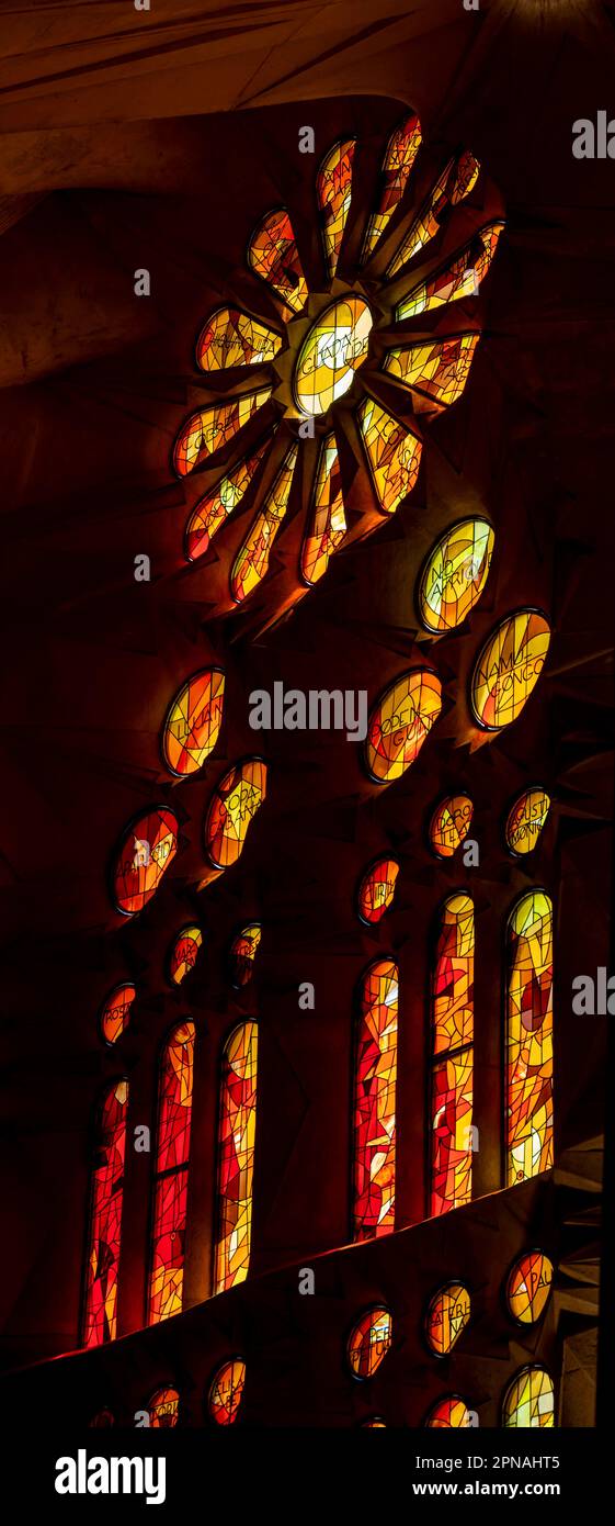 Vetrate artistiche, interno della Sagrada Familia, Chiesa dell'Espiazione della Sacra Famiglia, architetto Antoni Gaudi, Barcellona Foto Stock