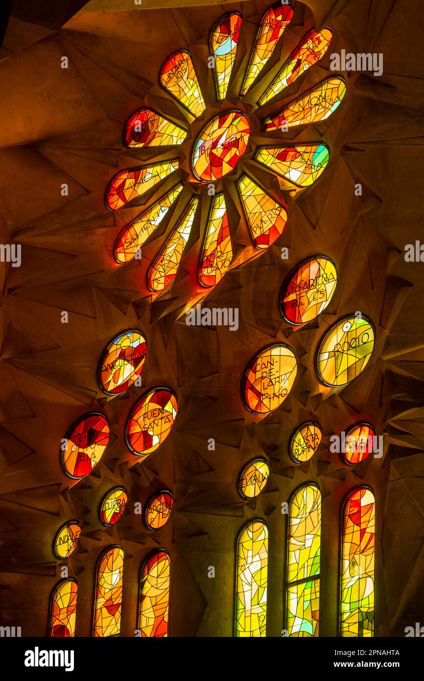 Vetrate artistiche, interno della Sagrada Familia, Chiesa dell'Espiazione della Sacra Famiglia, architetto Antoni Gaudi, Barcellona Foto Stock