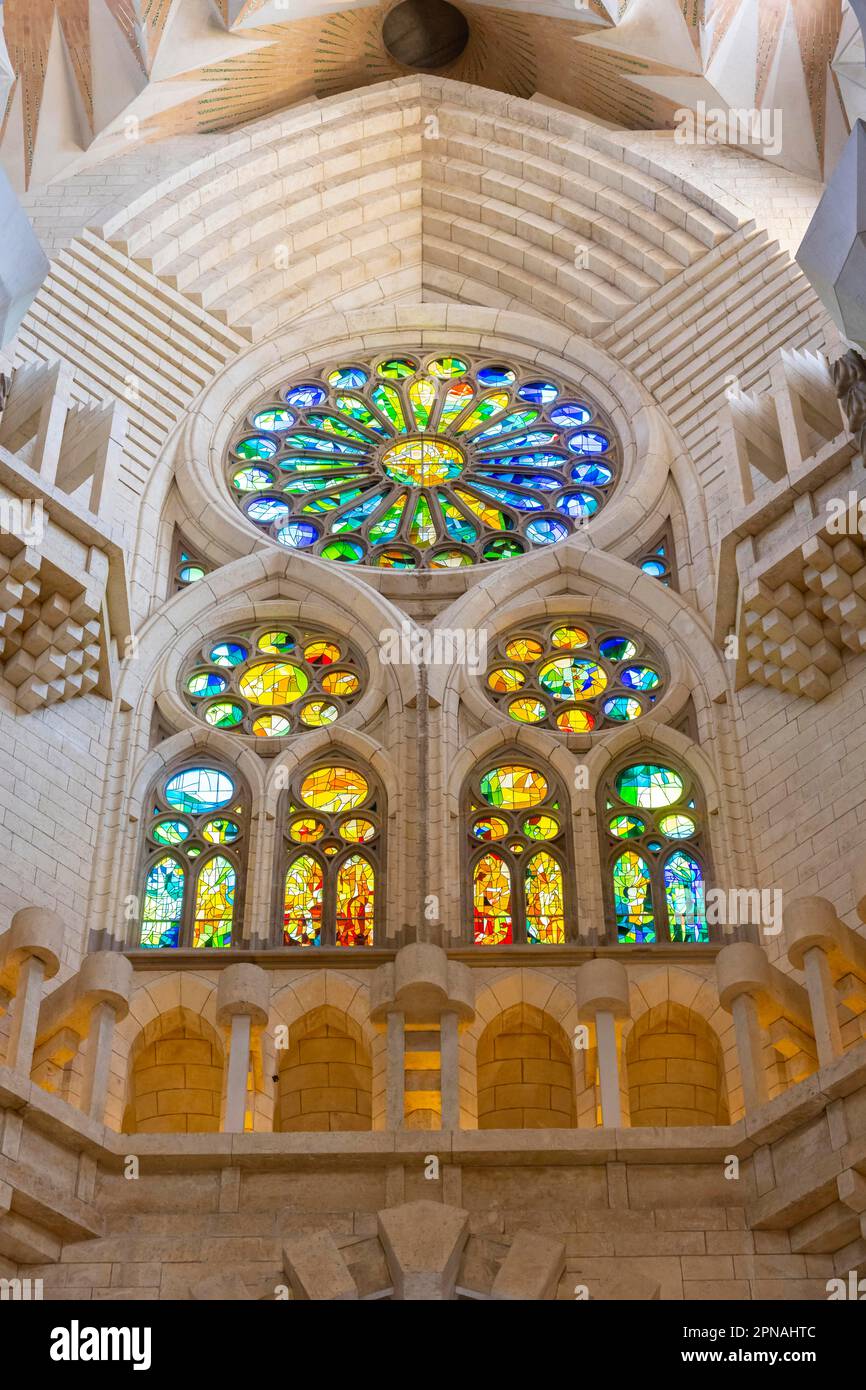 Vetrate artistiche, interno della Sagrada Familia, Chiesa dell'Espiazione della Sacra Famiglia, architetto Antoni Gaudi, Barcellona Foto Stock