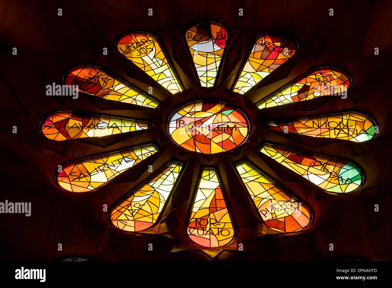 Vetrata artistica, finestra rotonda, interno della Sagrada Familia, Chiesa dell'espiazione della Sacra Famiglia, architetto Antoni Gaudì Foto Stock