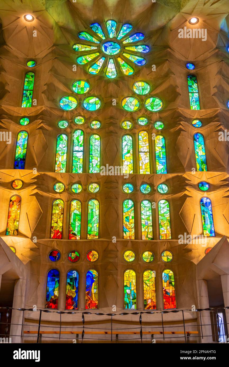 Vetrate artistiche, interno della Sagrada Familia, Chiesa dell'Espiazione della Sacra Famiglia, architetto Antoni Gaudi, Barcellona Foto Stock