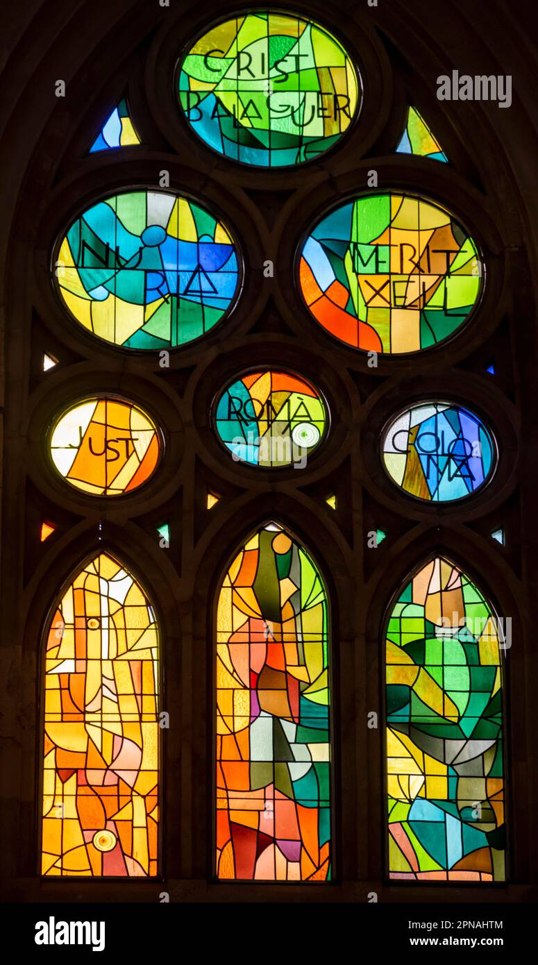 Vetrata artistica, interno della Sagrada Familia, Chiesa dell'Espiazione della Sacra Famiglia, architetto Antoni Gaudi, Barcellona Foto Stock