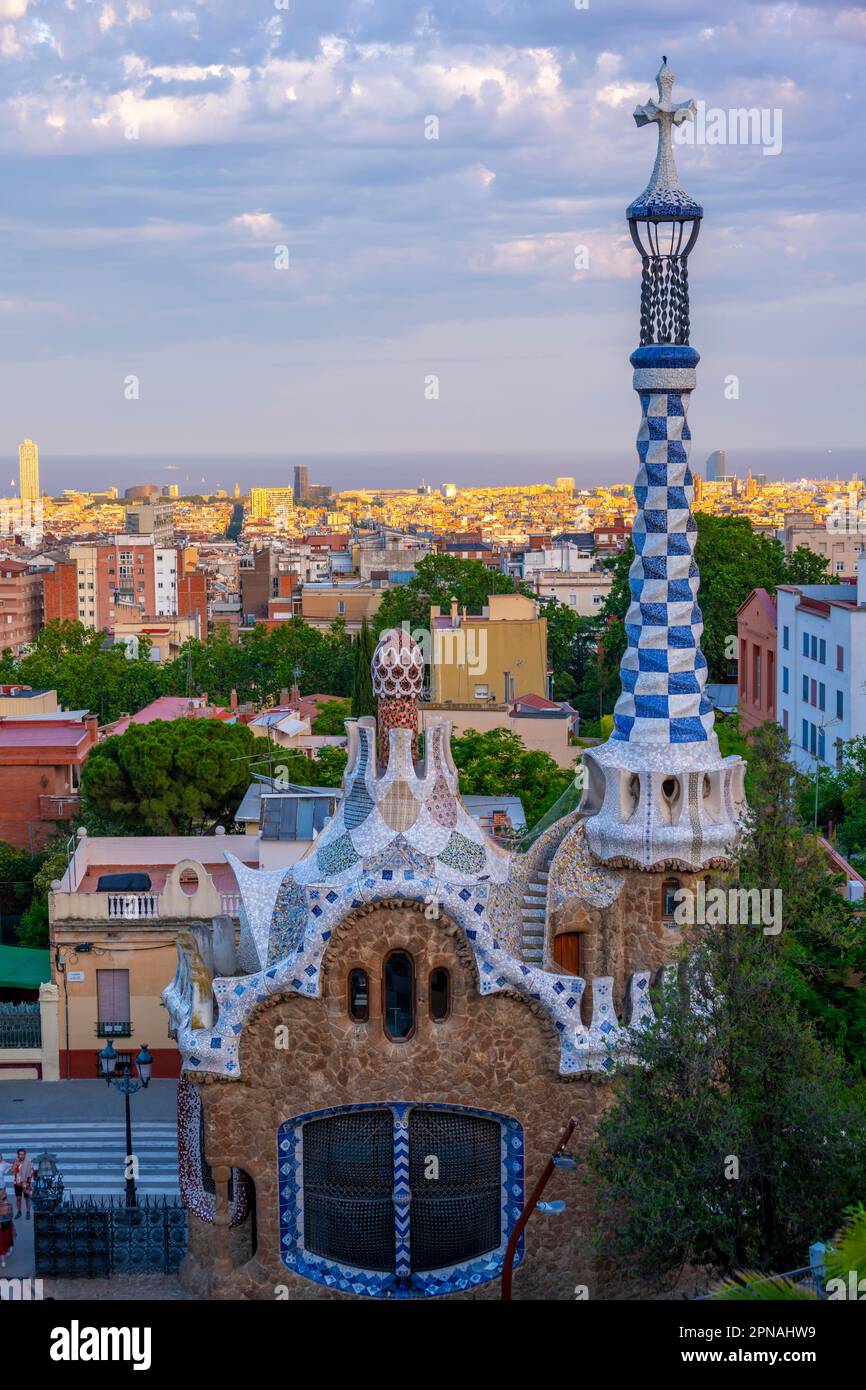 Edificio d'ingresso, Pabellon de administracion, vista sulla città al tramonto, Parco Gueell, parco di Antoni Gaudi, Catalogna, Spagna Foto Stock