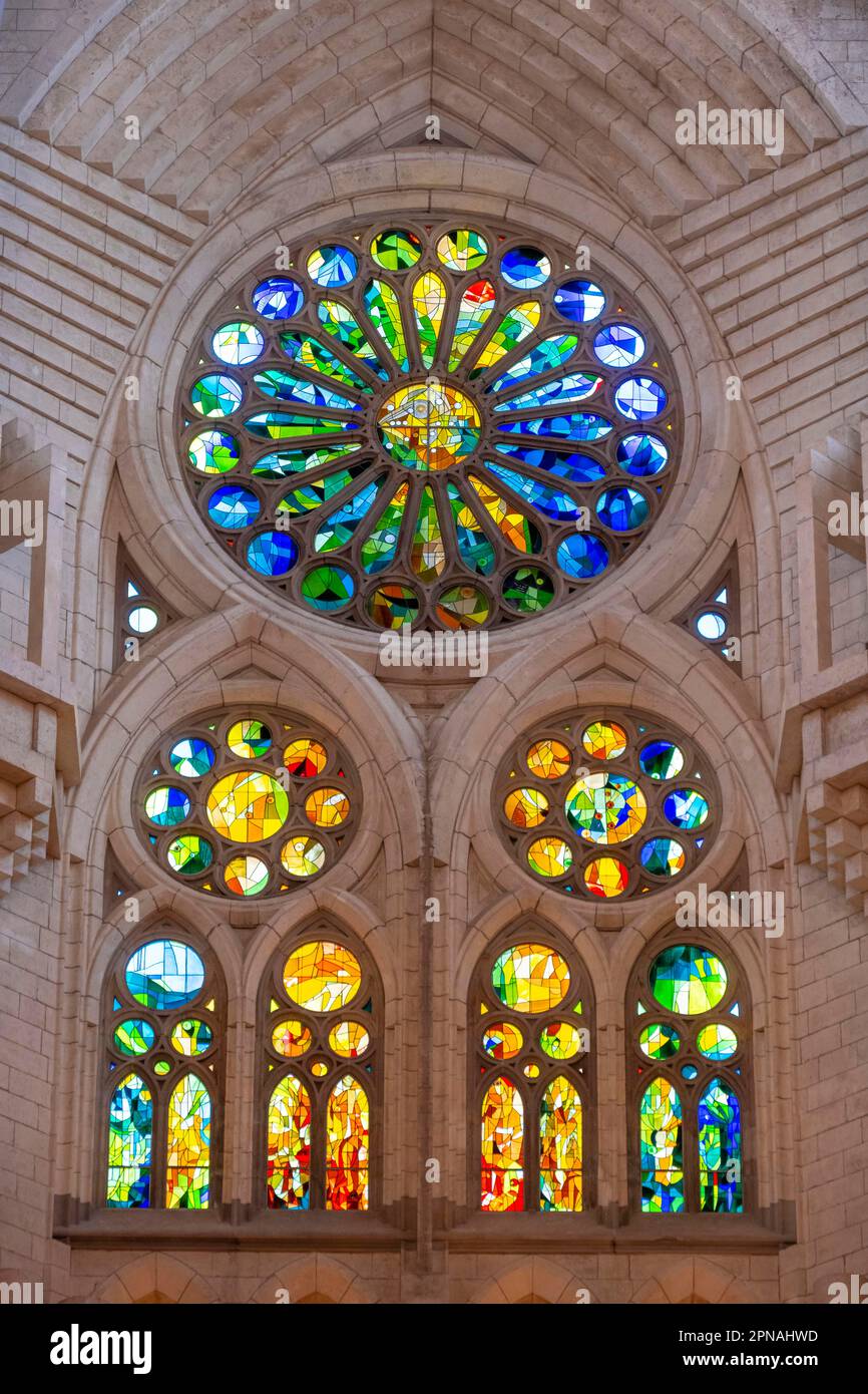 Vetrate artistiche, interno della Sagrada Familia, Chiesa dell'Espiazione della Sacra Famiglia, architetto Antoni Gaudi, Barcellona Foto Stock