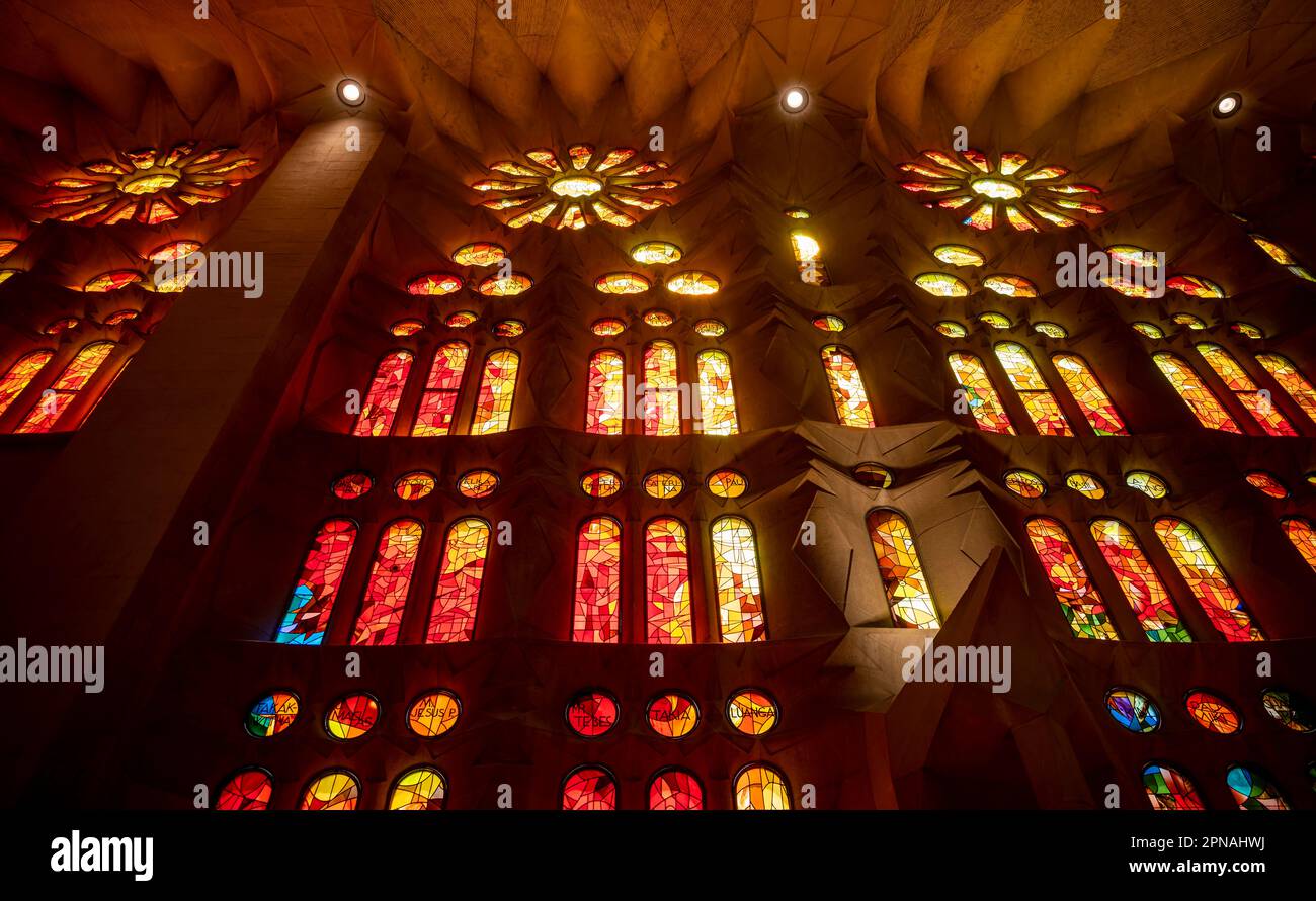 Vetrate artistiche, interno della Sagrada Familia, Chiesa dell'Espiazione della Sacra Famiglia, architetto Antoni Gaudi, Barcellona Foto Stock