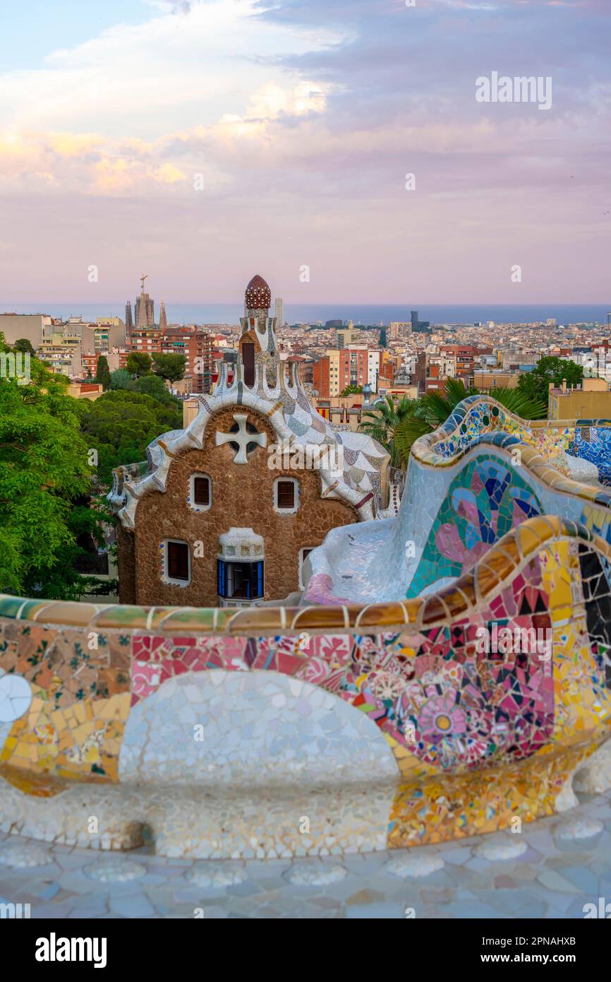 Panchine con mosaico colorato, ingresso sul retro, Casa de la Guardia, Pabellon de porteria, vista sulla città al tramonto, Parco Gueell Foto Stock