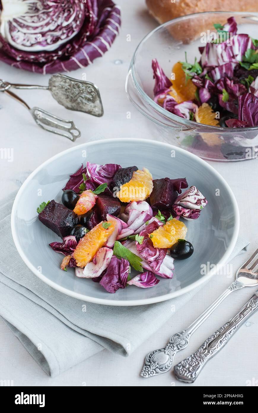 Insalata di barbabietole fresche, arancia, radicchio, olive nere Foto Stock