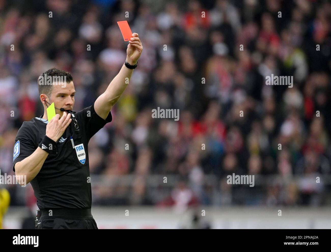 L'arbitro HARM Osmers mostra un cartellino giallo-rosso, giallo, rosso, sending-off, Mercedes-Benz Arena, Stoccarda, Baden-Wuerttemberg, Germania Foto Stock